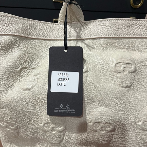 NWT IO Pelle Italia Beige Latte 3D Embossed Skull Weekender XL Bag Tote - Picture 2 of 6
